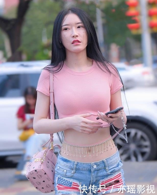 美女:美女街拍:性感美女肤若白璧,优雅知性韵味,迷人性感女人味