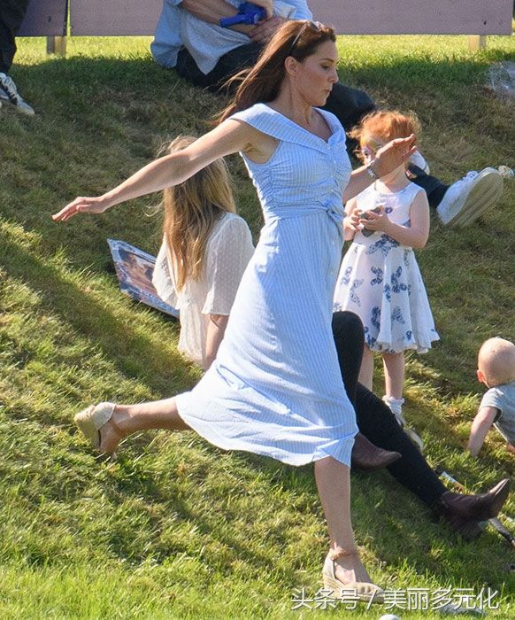 当梅根穿上白衬衣，瞬间找回往日魅力!网友:果然适合休闲风