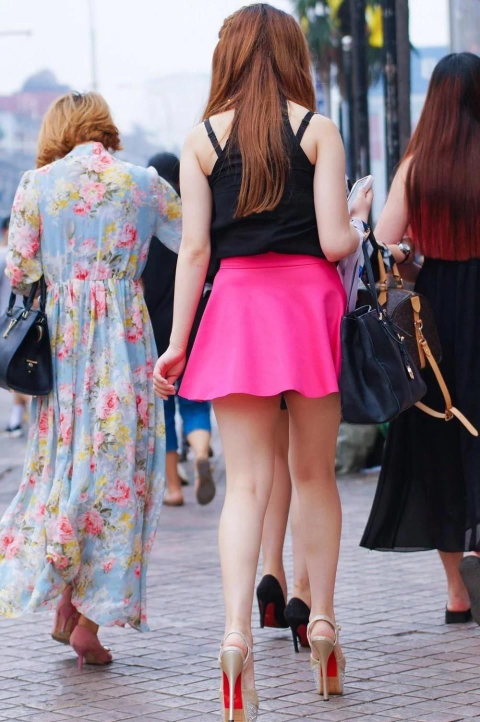 街拍酒吧粉色超短裙裙白嫩美腿美臀少妇