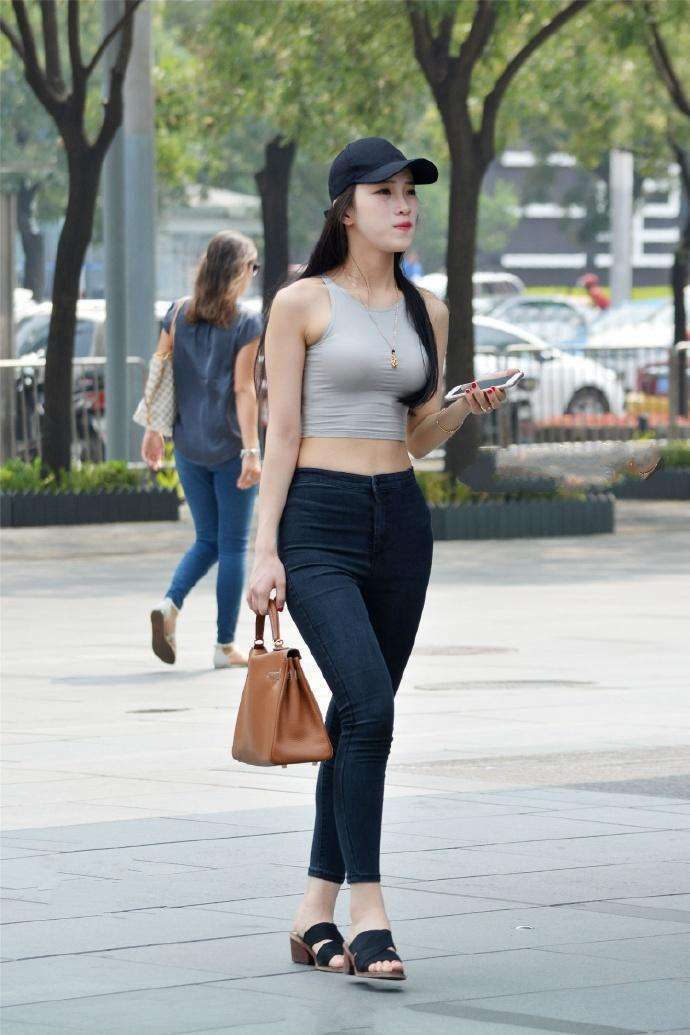 街拍：拯救腿控的牛仔裤美女，这腿光滑的像在发光