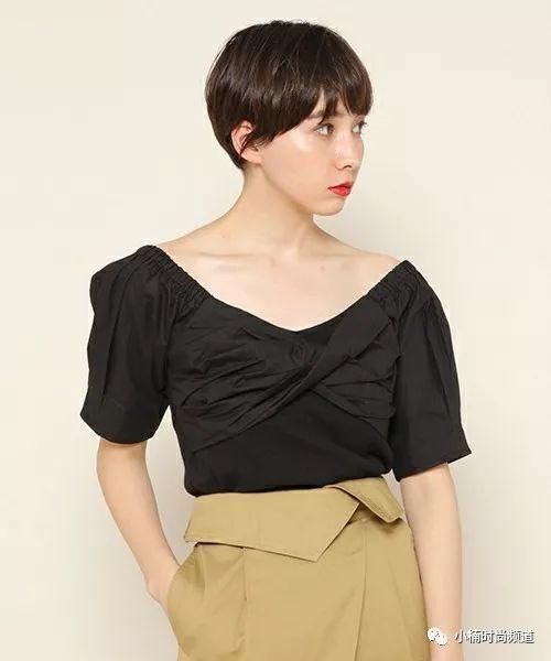 炎热夏天里就穿上日系成熟的露肩上衣展现时髦风格!