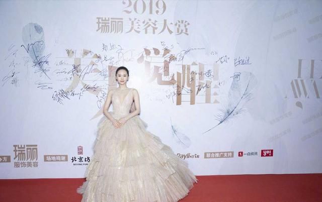 「 条连衣」穿吊带连衣裙现身活动现场，凹凸有致，王子文小个子的穿衣教科书