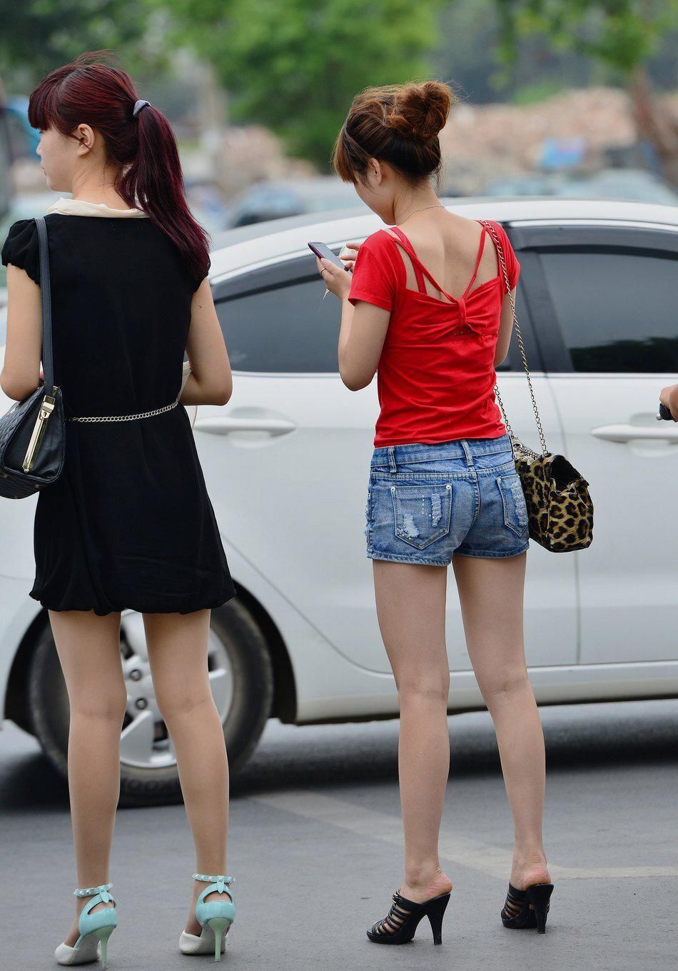 百顺西路街拍:红色低胸美背上衣、牛仔热裤美女，超级好看