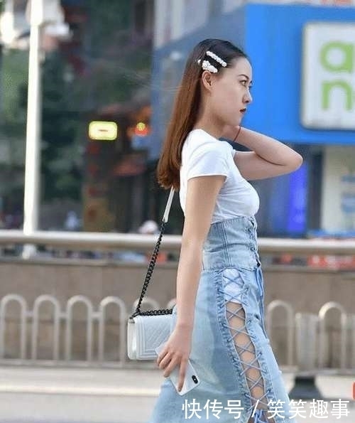 『百看不厌』街拍穿牛仔裙的女子,亭亭玉立的优美身材,让人百看不厌
