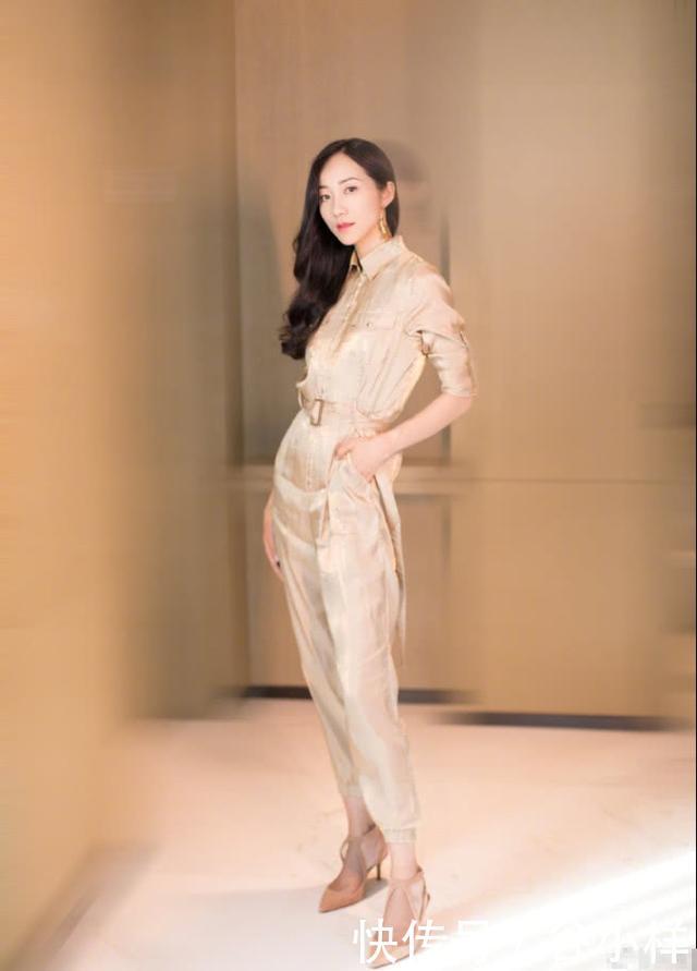 真是佩服韩雪！土掉渣的百褶裙竟穿得如此魅力，这气质无人能及！