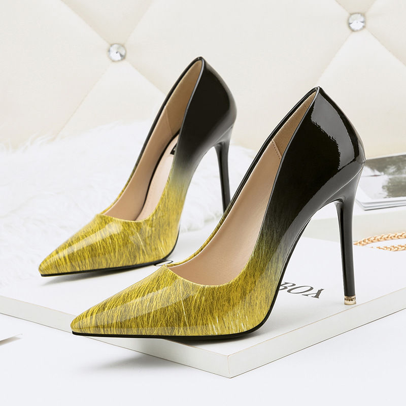 这一定是今年最性感又温柔的高跟鞋了，穿起来比夜店的女人还美