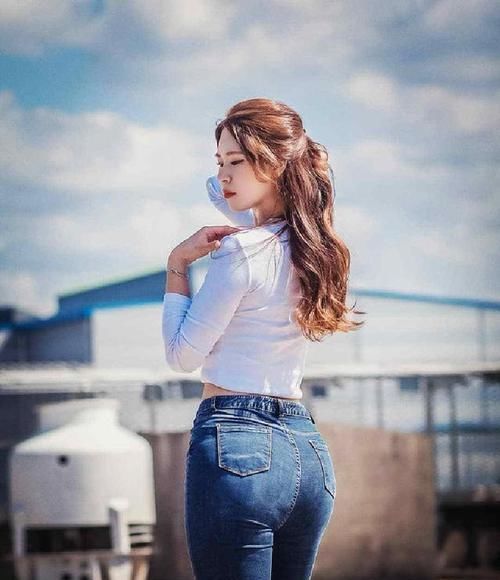 『别具一格』牛仔裤女神别具一格,修长美腿独特美感小蛮腰,你喜欢她吗?
