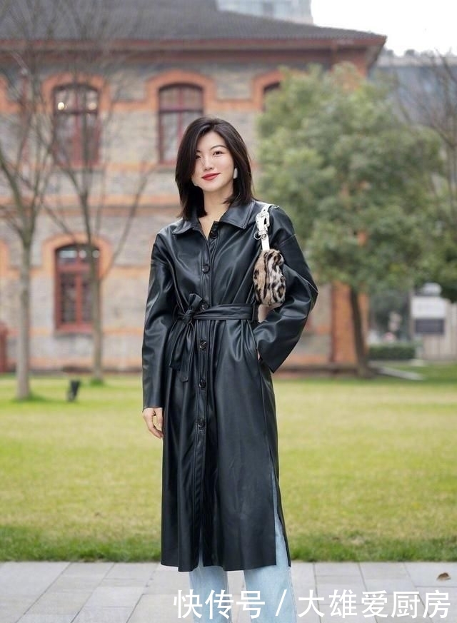  [格子]街拍：穿搭一身粉色格子的美女抢镜，给人一种干净的美
