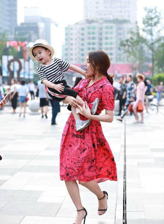 街拍，有骨感的女人很性感，图五穿上丝袜的肉感更有韵味