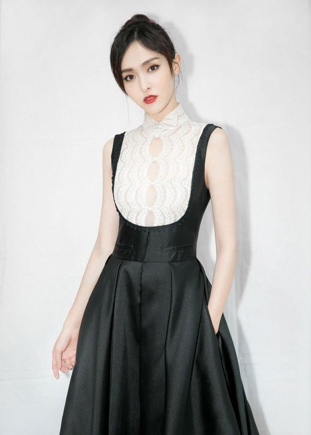 很多女星选择在出席活动的时选择镂空装，蒋欣性感，姓张的她最美