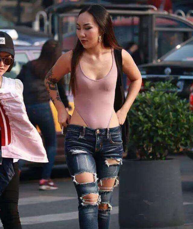 街拍: 小姐姐这么穿不怕被别人看见吗?