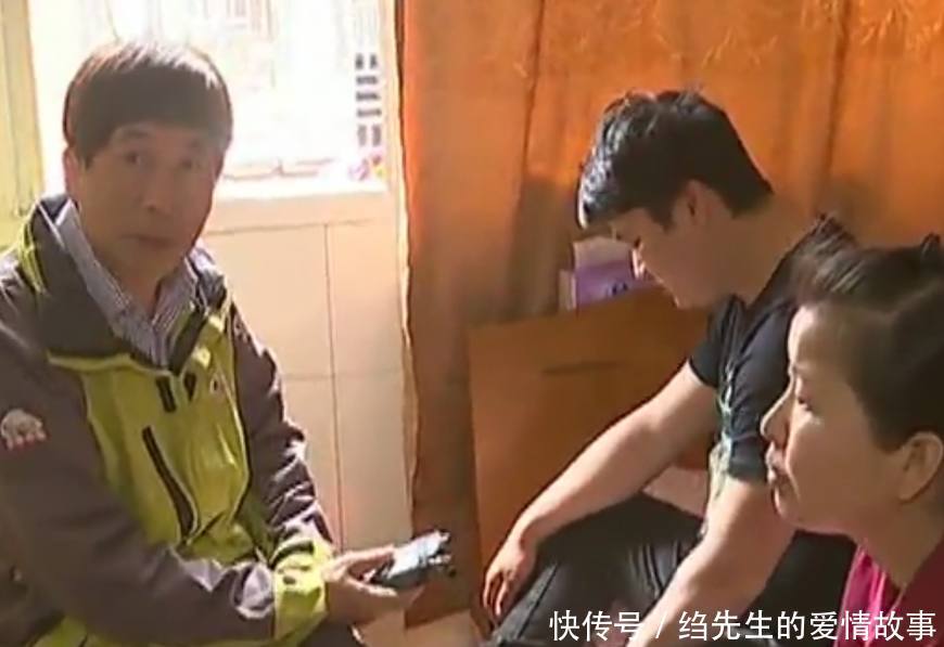 女子穿“透明”裤子看呆路人，网友：社会人都这么玩！