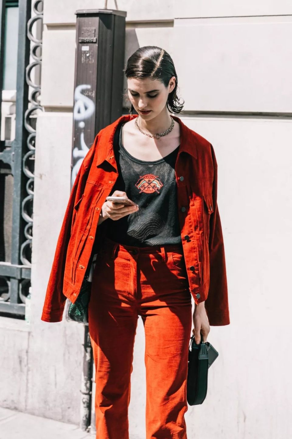 入秋这两个颜色穿在一起=很贵!