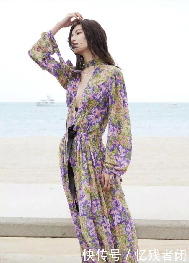  [开满]三月流行“开满花的衣服”，把春意盎然穿身上，与大自然融为一体