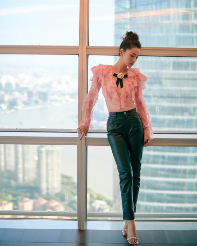 李沁胆真大! 穿绿色的紧身勒的皱巴巴的,几乎是遮不住的!