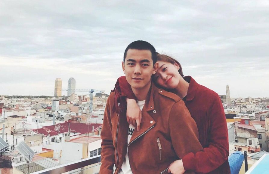 鹿晗不顾工作陪关晓彤游玩遭导演怒斥?工作室忙出面辟谣