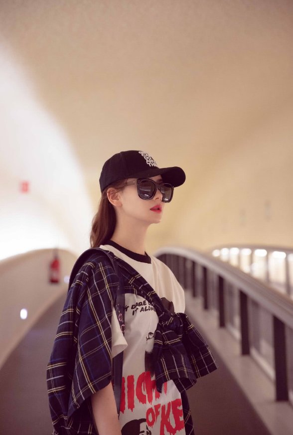 戚薇身穿裙子大秀美腿，不像是已经当妈的人