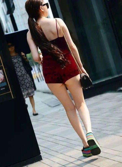 街拍穿红色吊带裙白皙少妇，穿着这少就出门，坐椅子屁股不凉吗
