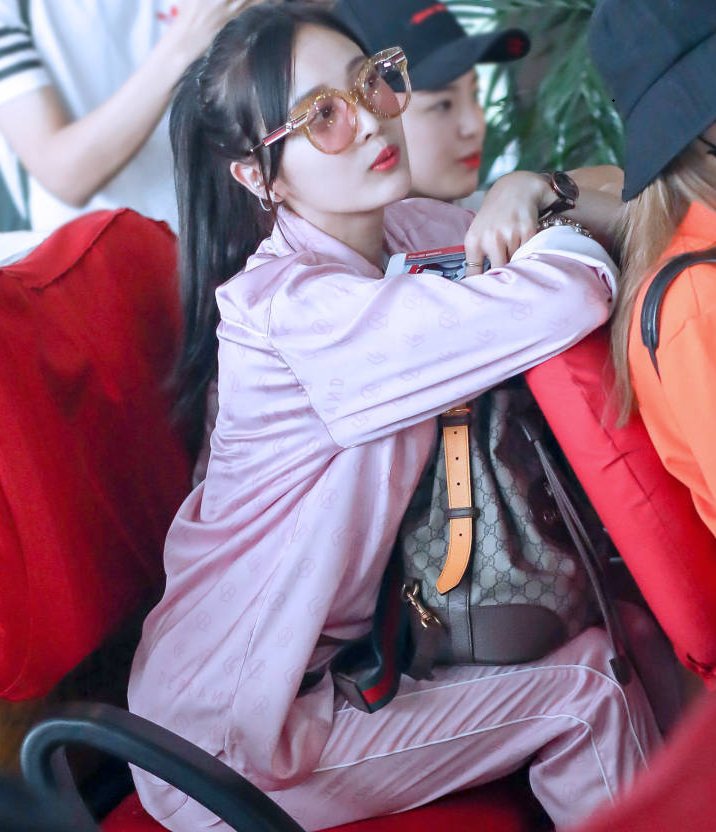 能把睡衣穿得这么好看的只有她了,网友:人长得好看穿啥都好看!