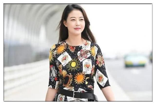 没热巴的美颜真别穿这种印花裙，像周海媚一样穿成买家秀就尴尬了