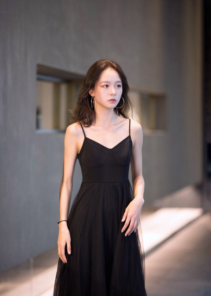 成都街拍:这个夏天适合搭配好看的长裙,秀出时尚的魅力!