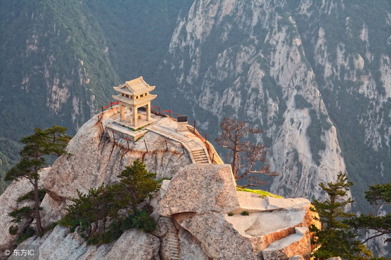 石塔东在山顶上，圣山华山