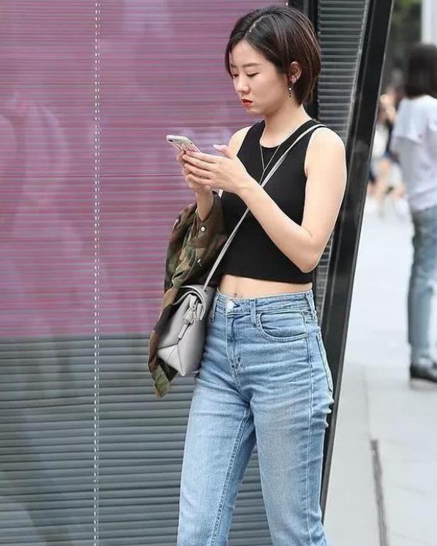 美女|街拍：环肥燕瘦的美女，一件白色短袖配黑色紧身裤，青春活力气质