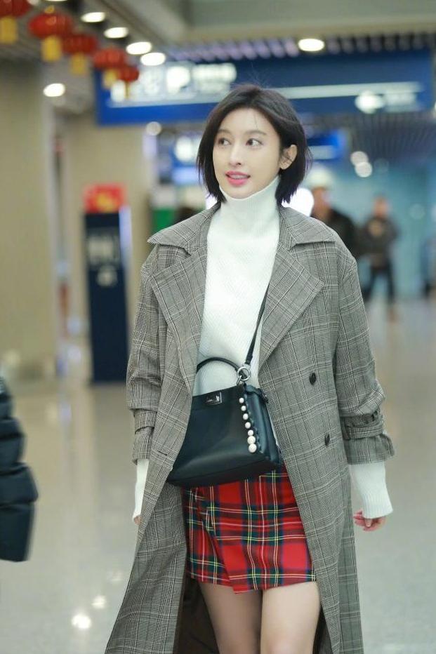 张俪穿短裙现身, 袜子露出鞋子外也一样潮流, 又解锁新穿搭!