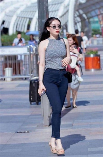  【小美女】街拍：温柔魅力的小美女，秀出青春活力范，好看又养眼