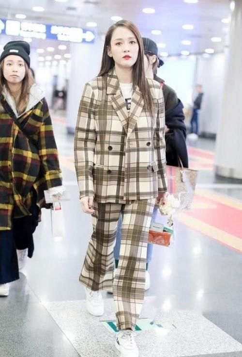 「女人」开春“卫衣”要让位,聪明的女人都会穿这4款西装,时尚百搭