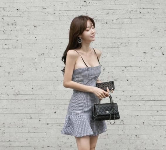 优雅十足的牛仔裤美女，展示好身材，非常美！