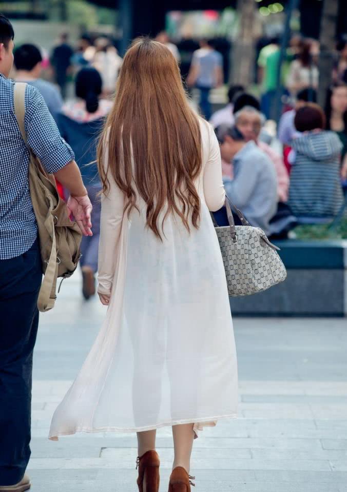 成熟丰满白皙少妇，碎花小短裤配紧身v领短袖勾勒完美身材