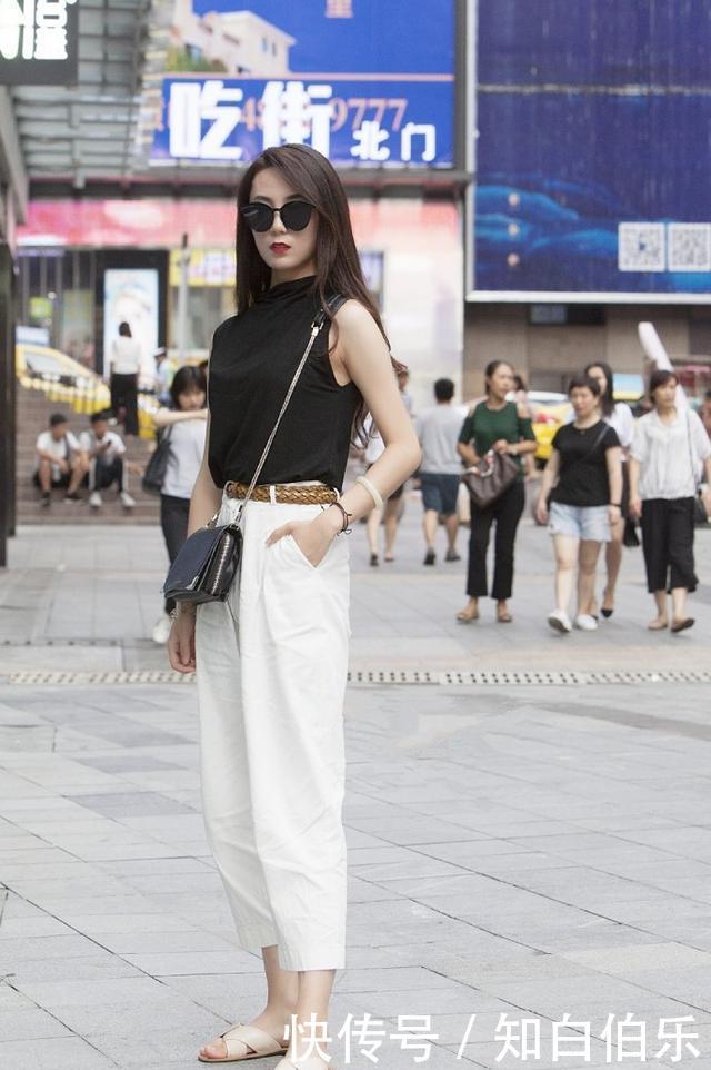  #紧身裤#路人街拍，美女十分的诱惑迷人，选择一款黑色紧身裤，非常好看