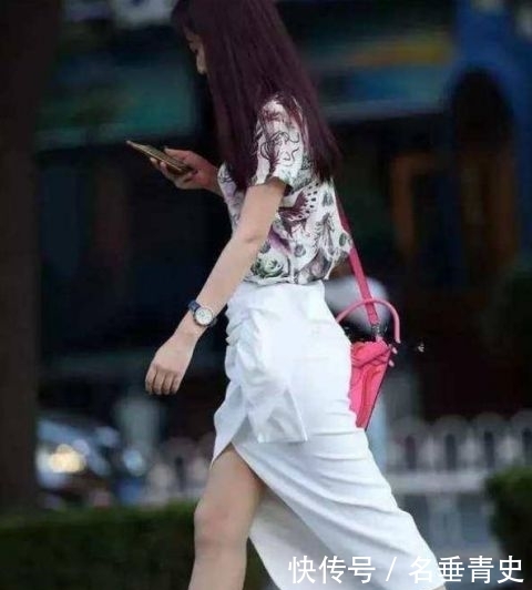 黑色@街拍:语笑嫣然的小姐姐,一件黑色上衣配紫色休闲裤,青春靓丽美