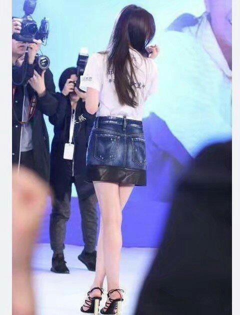 迪丽热巴的美腿少不了这些高跟鞋，网友直言这么高高跟鞋真恐怖！