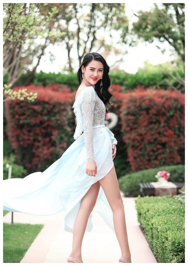 街拍：低胸吊带上衣搭配时尚短裤，细长双腿更加迷人