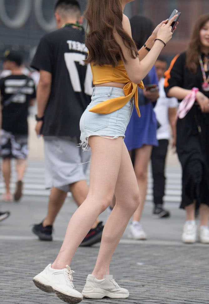 清纯小姐姐小热裤显出修长美腿,黄色抹胸包裹的傲人上围让人移不