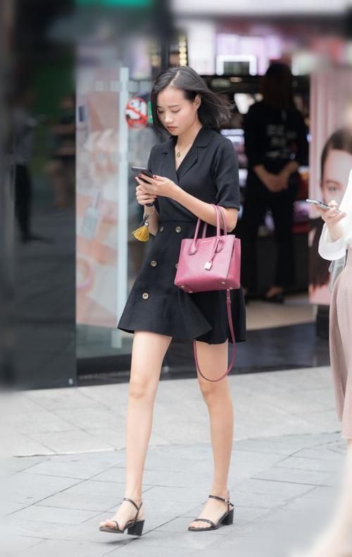 街拍 漂亮的美女为何总是喜欢低头看手机 看一眼都好难了