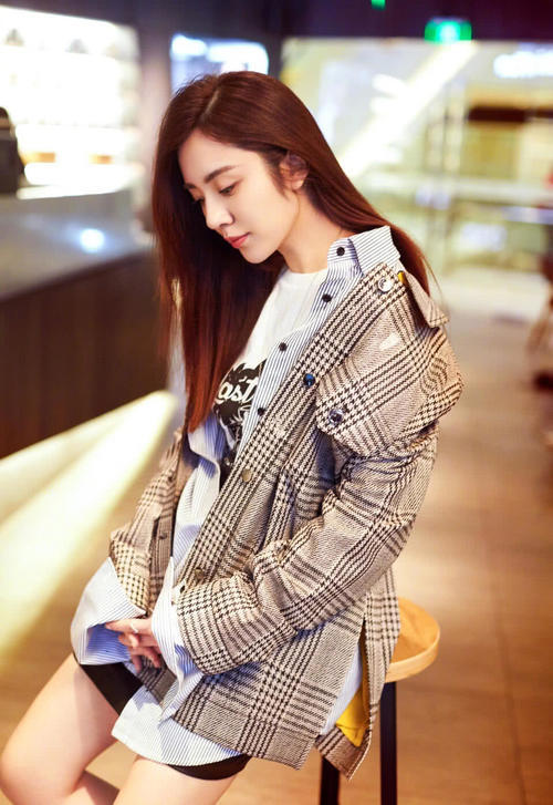 王晓晨衣服只穿两层的,一身黑裙如此有料,这腿简直了!