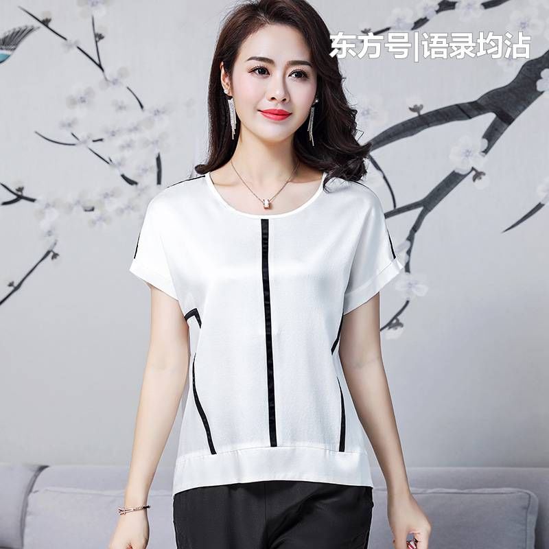 50岁女人别穿的那么老气,薄而不透的真丝衫,让你年轻不止十岁