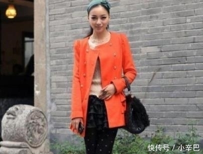 『展现』街拍:可爱性感的小姐姐,展现高挑身段,散发性感的韵味