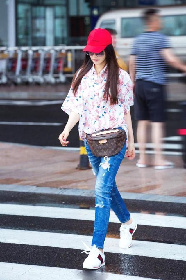 49岁伊能静穿T恤搭牛仔裤，真的很减龄，可依旧扛不住岁月啊!