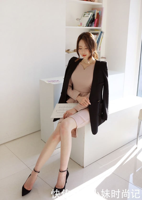 两件套|粉色两件套裙装搭配黑色西服, 温柔有帅气