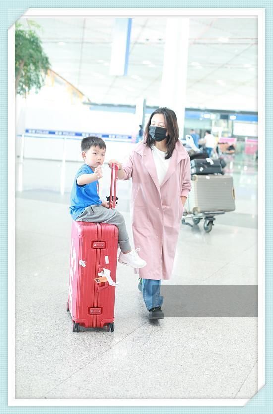 何洁还能不能行！粉色衬衫裙穿的满屏大妈范，网友：就瘦不下来？