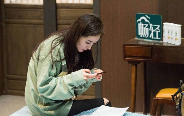 杨幂放弃齐刘海，墨绿色卫衣美回18岁，侧颜完爆刘亦菲