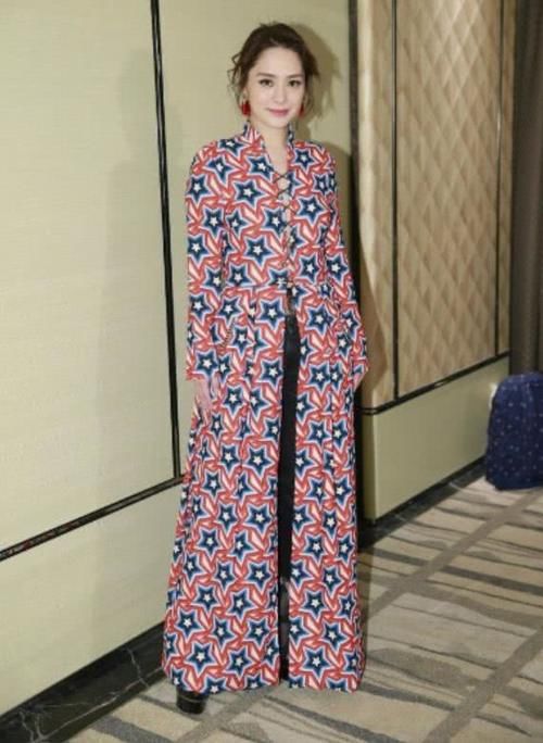 阿娇怎么了?上半身凉快,下半身捂得严实,网友:嫁人变规矩了!