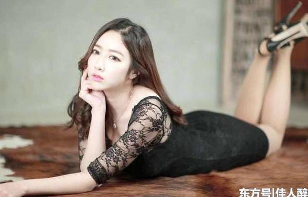 紧身连衣裙秀出一身的性感, 妩媚迷眼