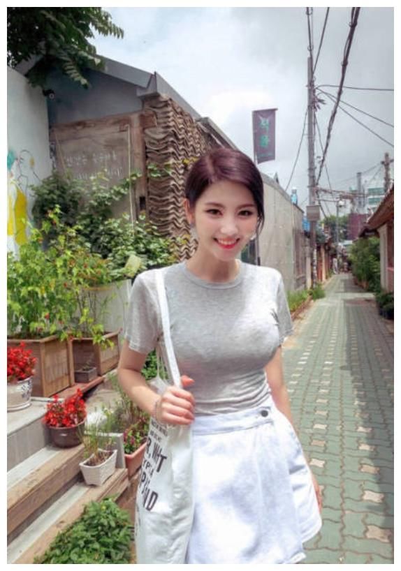 街拍:图1凹凸有致，图3韵味十足，图8高挑靓丽美女