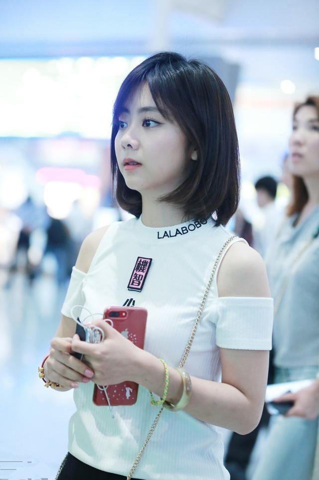 谭松韵一身简搭还能抢镜?网友:还不是衣服上的字亮了!