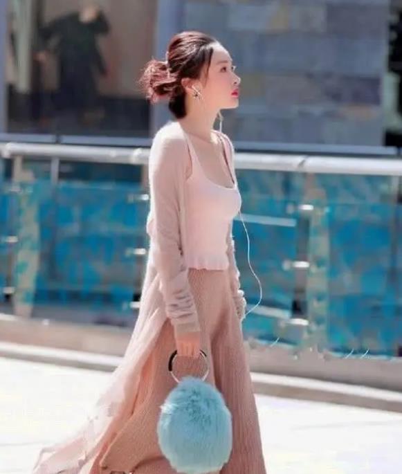 『 女人味』一条黑色的吊带连衣裙，时尚魅力女人味，街拍：气质高雅的小姐姐